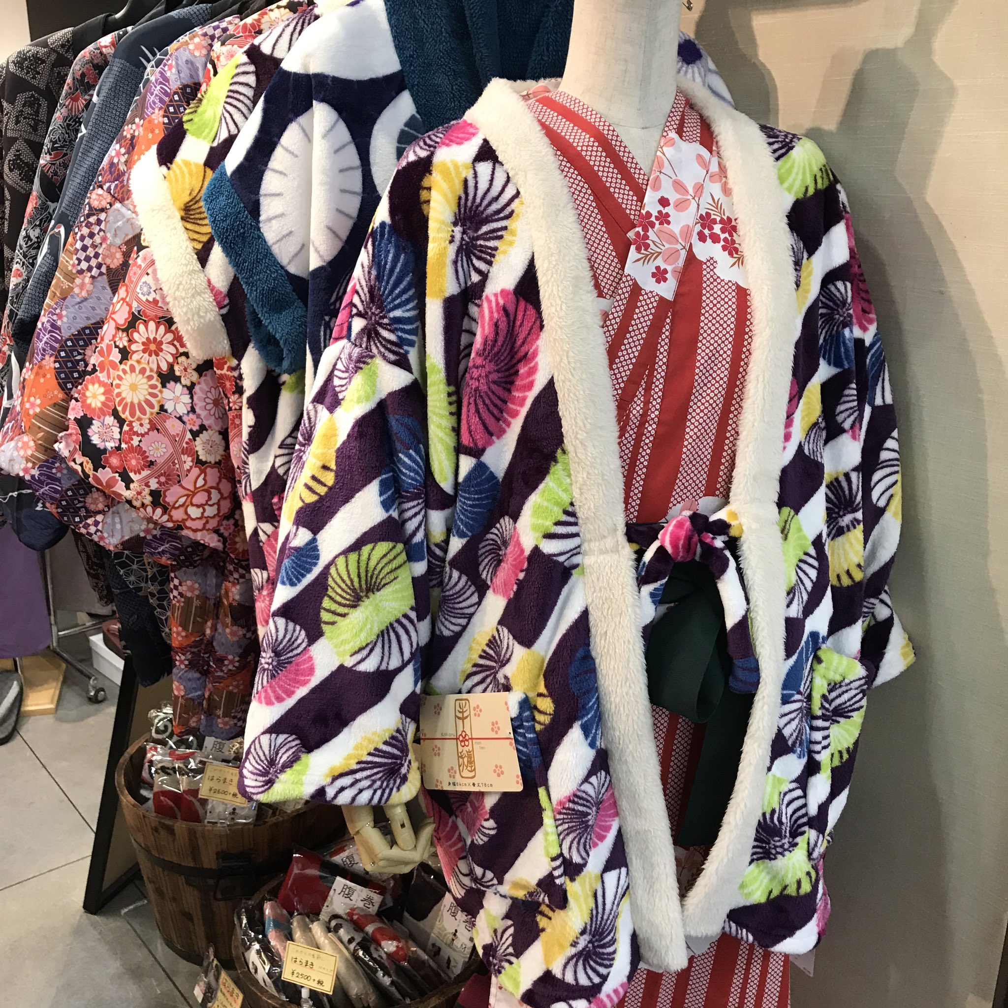 和装小物専門店 コモノハナ いよいよ モフモフのフリース半纏がラスト1点です マネキンさん着用分で完売です 寒さを 可愛い半纏で乗り越えたい方にオススメです キモノハナ ポールタウン さっぽろ地下街 はんてん T Co Puvqqkcjpo