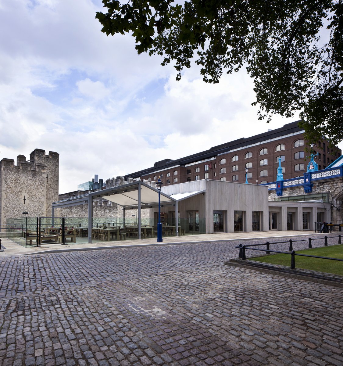 Thomas_sinden's tweet photo. #ThrowbackThursday if you are in the #LondonBridge area, why not visit @SargeantsMess, a new build restaurant and outdoor dining terrace which we built close to @TowerOfLondon. The scheme allowed us to deliver traditional #heritage work alongside new modern #construction methods https://t.co/eSpWABSgEM