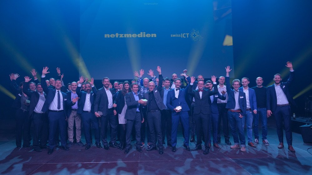 CEtoday_ch's tweet image. Im Zürcher Hallenstadion ist der erste Digital Economy Award über die Bühne gegangen. Vor über 500 Gästen nahmen sechs Gewinner Preise für ihre digitalen Projekte in Empfang. @auterion @SDEAwards @swissICT #sdea18 dlvr.it/Qrr848