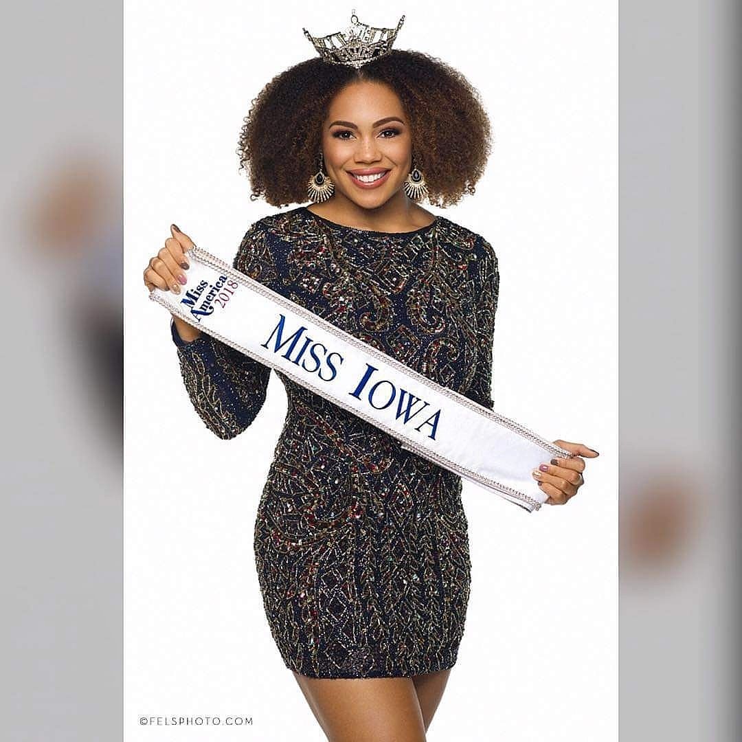 What are you thankful for? 🦃
.
.
.
I'm thankful for time with family, friends, and lots of good food. I'm also SO grateful for this job. 👑 .
.
.
Happy Thanksgiving!
.
.
📸: @felsphoto