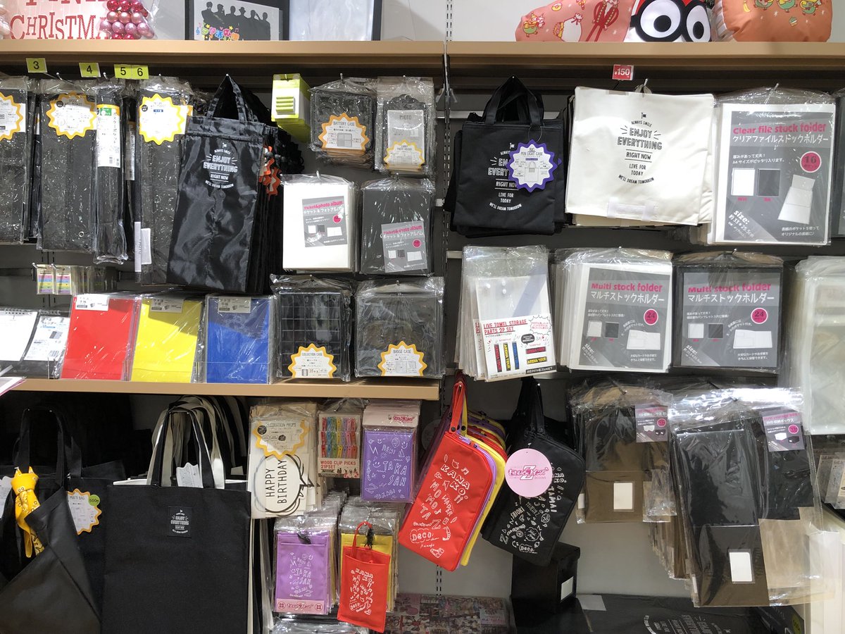 Momo 立方隊 桃色空 𖡿 マークイズ マークイズ福岡 マークイズももち マークイズ福岡ももち 3コインズ ももクロ コラボ 置いてくれてるよ 買い逃した方 全色あったよ ももいろコインズ 推しグッズ 昨日からマークイズ情報屋やね