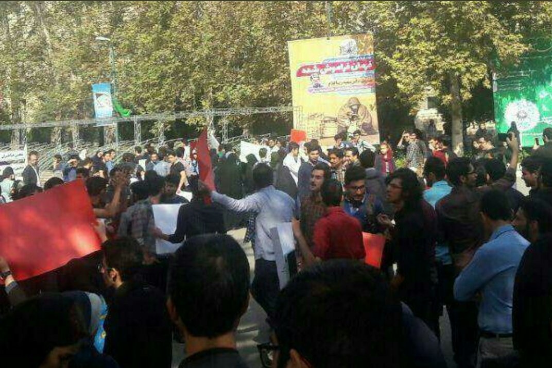anonymous_patch's tweet photo. دانشگاه صنعتی نوشيروانى #بابل-۱ آذر
تحصن دانشجویان با ممانعت پلیس و بسیج به درگيرى کشیده شد
خیابان شریعتی از میدان اوقاف تا میدان حمزه کلا توسط پلیس ویژه بسته شده.
دانشجویان دانشگاه صنعتی نوشیروانی اعلام کردند که نماز جمعه همراه با اعتراض دانشجویی خواهد بود
#دانشجو_بيدار_است https://t.co/oFOgdz1xM5