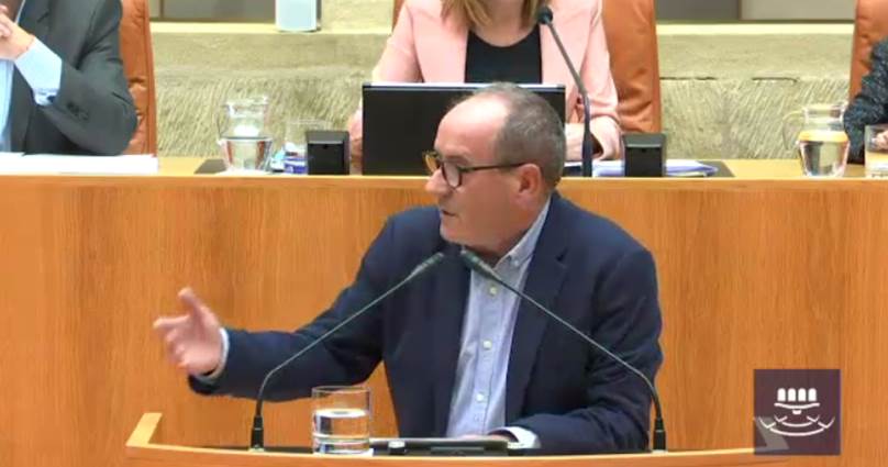 GP_PodemosRioja's tweet photo. .@juancalvo25 anuncia iniciativas de Podemos para cumplir con las normativas europeas y frenar los contratos temporales que "los trabajadores van encadenando, se puede decir que en fraude de ley" con la gran inestabiliadad laboral que eso conlleva https://t.co/2ufcIkOoXd