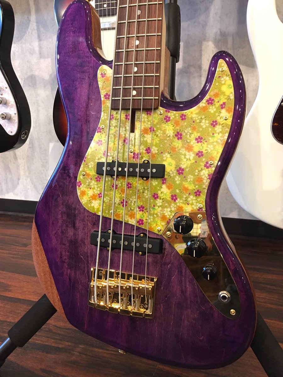 Key心斎橋店1f No Twitter Key心斎橋 Gca大阪校 Gca大阪校 さんの生徒作品展示中 今回は一本だけですが 5弦ベースが到着しました 和柄のピックガードが素敵です 自作ギター 自作ベース 5弦ベース 花柄 和柄