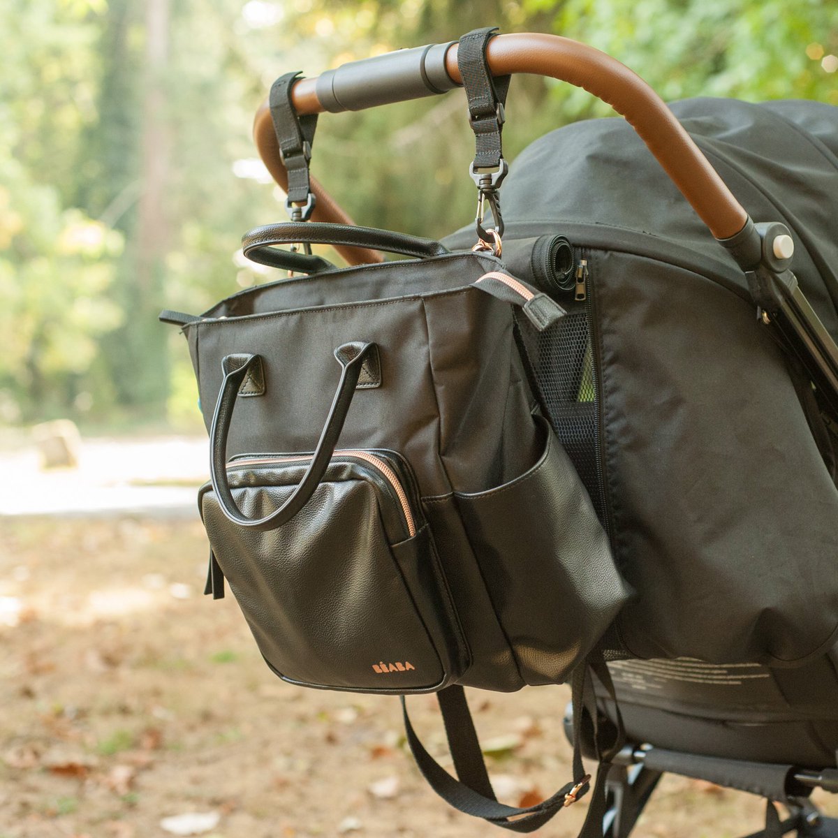 Le nouveau sac Kyoto ❤
Un #sacàlanger chic et malin, 4-en-1, qui se porte à la main, à  l’épaule, en bandoulière ou en sac à dos. Il s’adapte à toutes les  situations de la vie de maman en quelques secondes seulement ☺
Un sac conçu pour et avec des parents ! #BandedeParents 😉