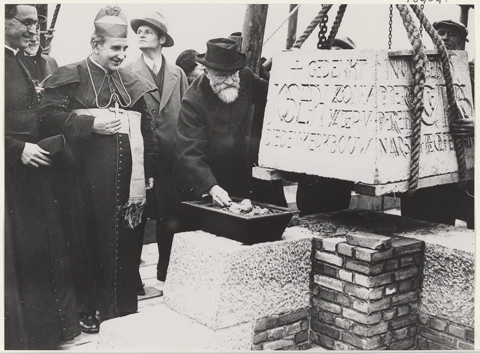 Vandaag is het 90 jaar geleden dat Joseph Cuypers de St. Bavo Kathedraal voltooide door de laatste steen op de mannentoren te metselen. <a href="/Cuypersgenoten/">Cuypersgenootschap</a> <a href="/haarlem/">haarlem</a> <a href="/hdhaarlem/">Haarlems Dagblad</a> @CMHaarlem <a href="/rijksmuseum/">Rijksmuseum</a> Foto Beeldbank: Noord-Hollands Archief /NoordNL-HlmNHA_54016404