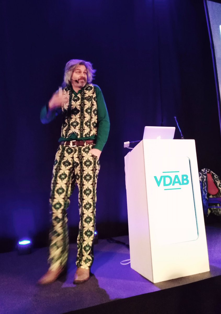 SofieDR's tweet photo. “Hoe storytelling jouw bedrijf de 21ste eeuw in loodst" door Robin Ibens (CEO Shaved Monkey)
#vdab #samensterkvoorwerk #herfstseminarie #tervuren #shavedmonkey @degeschorenaap https://t.co/tFqJFHR8CP