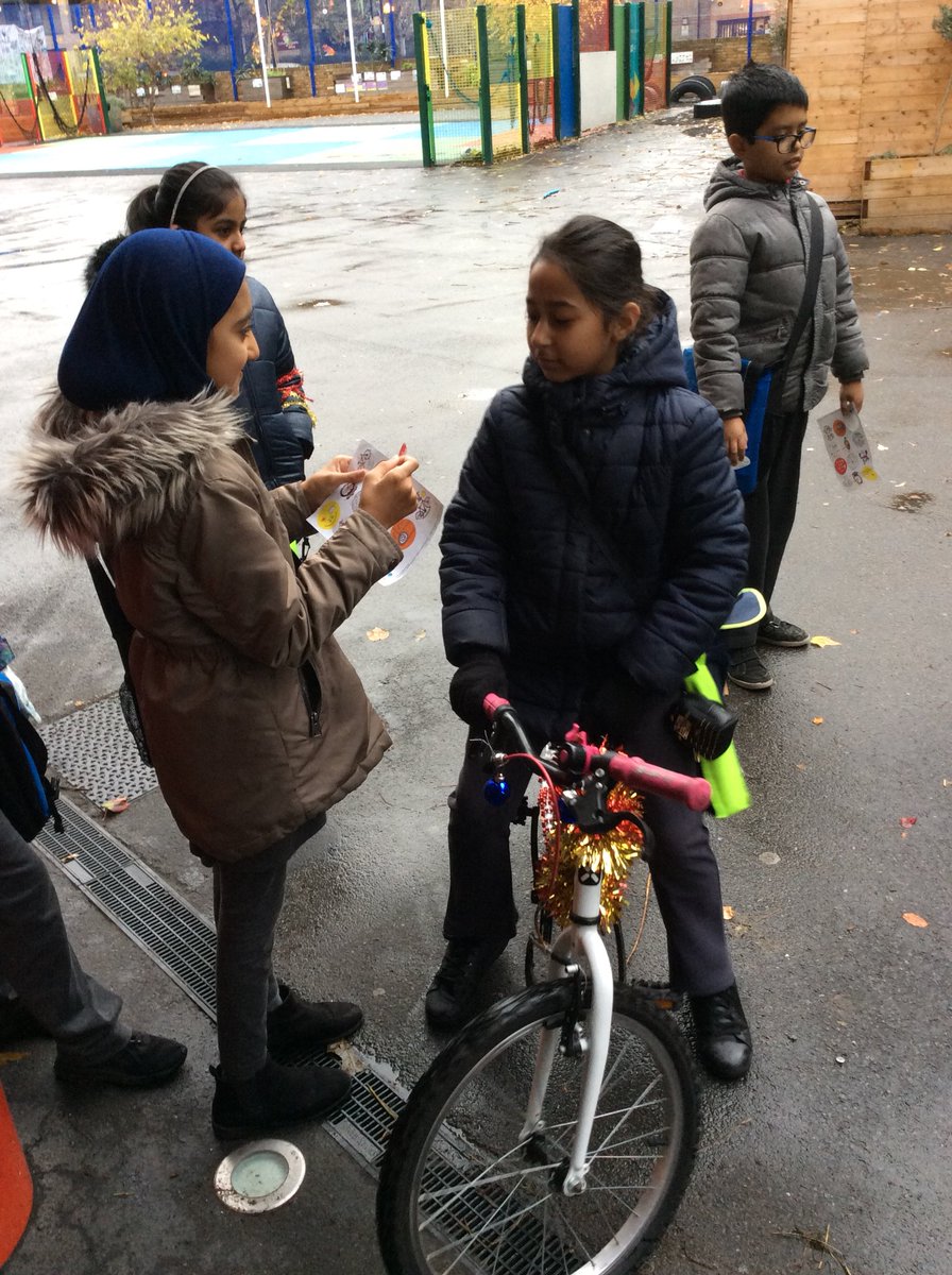 MayflowerSch's tweet photo. Be Bright Be Seen Car Free Day. Well done to all the children and families who walked, scooted and cycled to school and dressed brightly. #nationalroadsafetyweek #sustran #pe https://t.co/9wGrS3n2dn