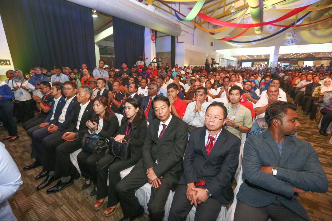 HPPNK2021's tweet photo. 1st Day MAHA 2018 | Perdana Menteri Malaysia, Tun Dr Mahathir Mohamad dan isteri Tun Dr Siti Hasmah Mohamad Ali melawat persekitaran karnival Maha 2018 selepas pelancarannya.

Cont... https://t.co/R7ZQWuPsDk