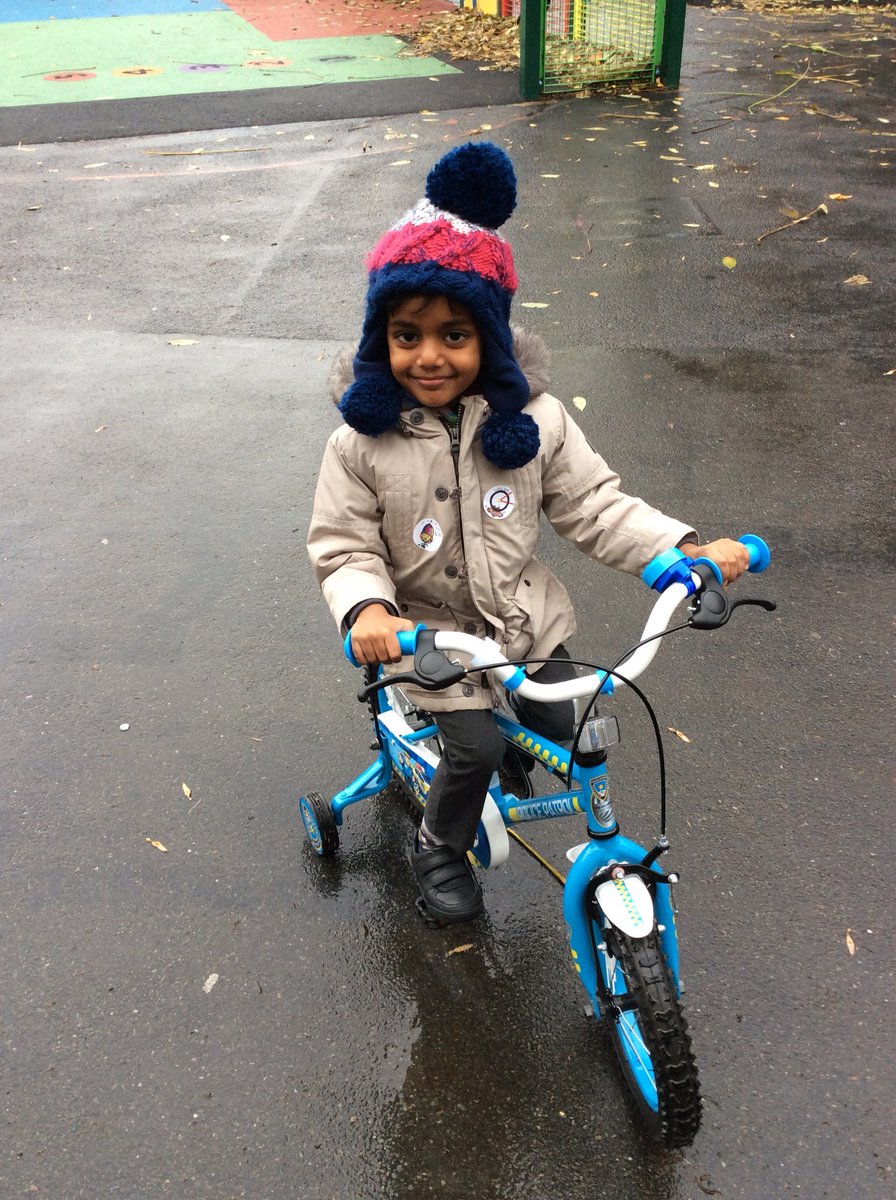 MayflowerSch's tweet photo. Be Bright Be Seen Car Free Day. Well done to all the children and families who walked, scooted and cycled to school and dressed brightly. #nationalroadsafetyweek #sustran #pe https://t.co/4hNIfUPXto