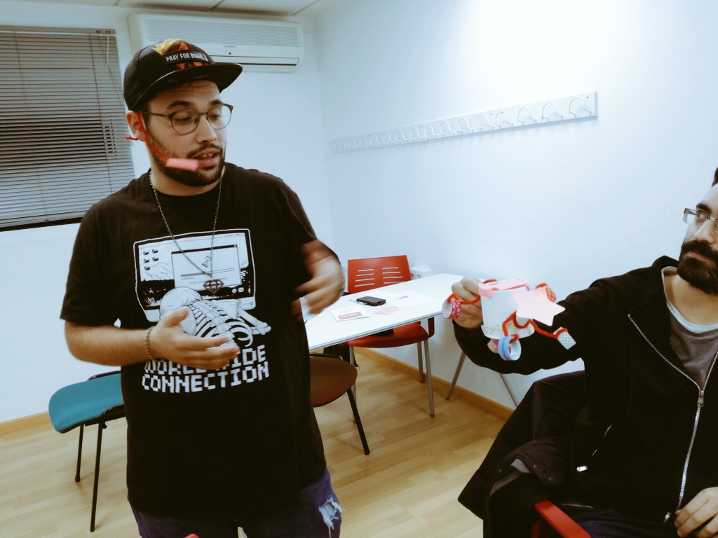 marenlasnubes's tweet photo. La tecnología nos da pistas de dónde estarán los trabajos del futuro y dónde está la innovación: en el curso de realidad virtual y aumentada by @eoi @ImpulsAlicante experimentamos y creamos con las manos muchas de las posibilidades que hay en este sector. #creatividadparatodos https://t.co/vtzwzED9E5