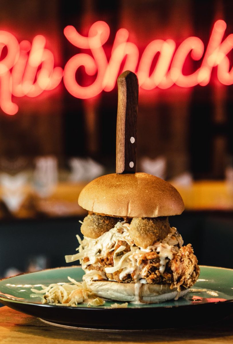 TrinityLeeds's tweet photo. 🍔 They do say good things come to those who wait! Our friends at @ChicagoRibShack are offering 20% off on all food in their last hour of trade everyday! 8-9pm Monday-Thursday, 9-10pm Friday &amp; Saturday and 6-7pm Sunday 👌 Just show this post when ordering! 🍔🍟#TrinityKitchen https://t.co/z1UvyG7Zxn