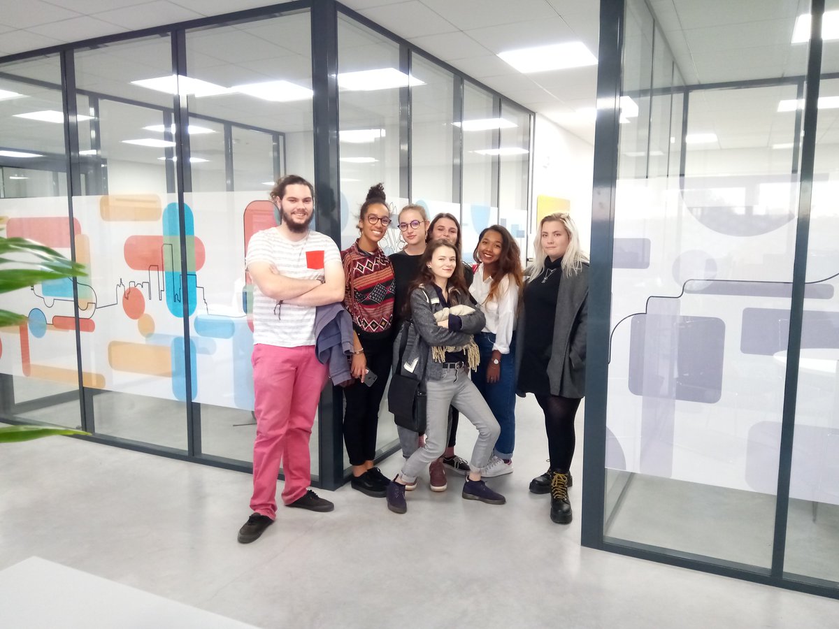 [Projet Bouygues] Les étudiants ont vu leur projet se réaliser ! Des fresques en vynile micro perforé recouvrent les murs vitrés des locaux de la société Bouygues Energies et Services ! 📐🎨
Un projet d'une grande ampleur ! 👏👏👏