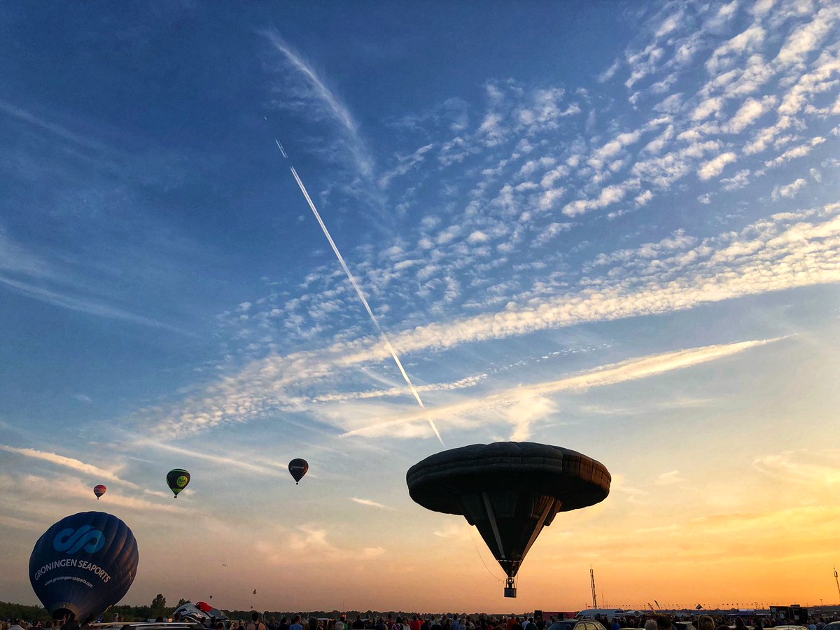 ttcircuitassen's tweet photo. Op zoek naar een mooi sinterklaas- of kerstcadeau?! Of wil je zelf iets unieks meemaken? Tip: een ballonvlucht tijdens het TT Balloon Festival, een week voor de TT! Ga naar https://t.co/WvEHpoKQqf en kies de decemberactie van €145 #TTAssen https://t.co/DhwVj4B9kE