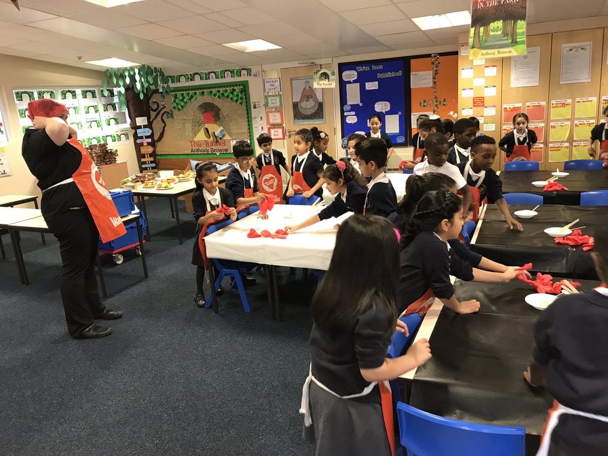 StPaulsBolton's tweet photo. Year 2 are getting ready to cook with @Warburtons #healthysandwiches #theeatwellguide #welovewarburtons #cleanliness https://t.co/O2V0LiArT0
