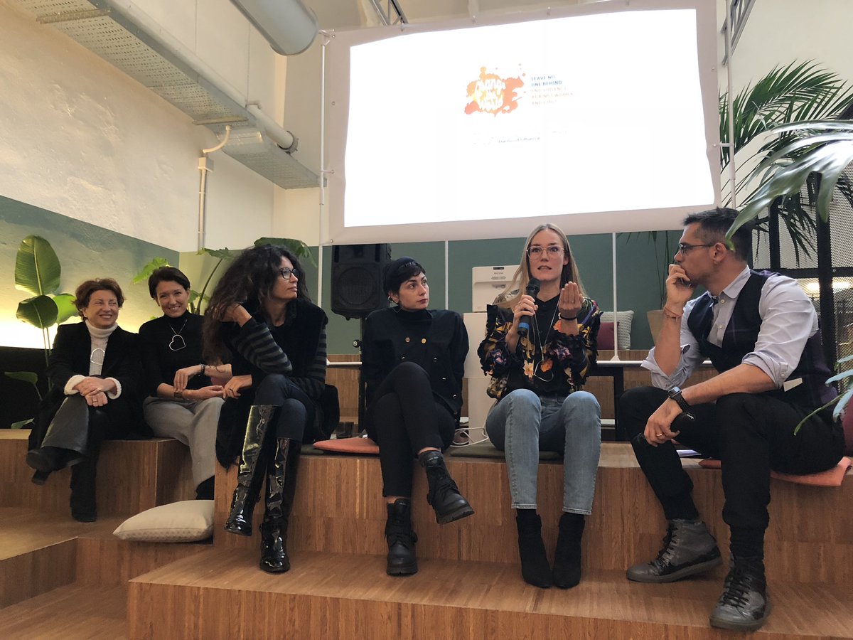 ariannachieli's tweet photo. Oggi da @Buzzoole si parla di femminile e di come esercitare in rete #thegoodinfluence https://t.co/x9YYirSpnR