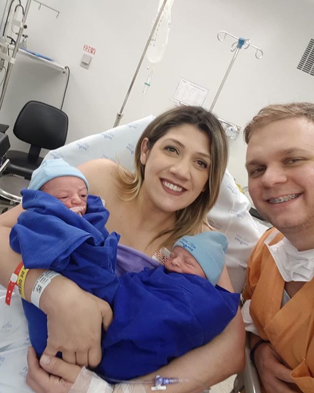 projetoide's tweet photo. Agora sim, família reunida e cheia de alegria! Parabéns Mamãe Danielle e Papai Rafa! 😄👏🏾
#NewBorn #Twins #iaprojetoide https://t.co/KhM1TKFizm https://t.co/Bzx00JBUHa