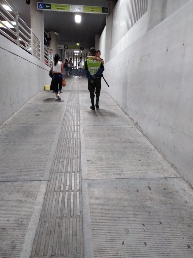 Metrolinea's tweet photo. #FelizJueves Compartimos iniciando jornada esta imagen que resume lo que significa #Servirte Aquí vemos a un miembro de @PoliciaBmanga cargando a un niño con Síndrome de Down que presentó un cuadro nervioso en parque estación @UIS
#NosMuevenNuestrosUsuarios
#MetrolineaNosMueve https://t.co/hFCsaCOZI9