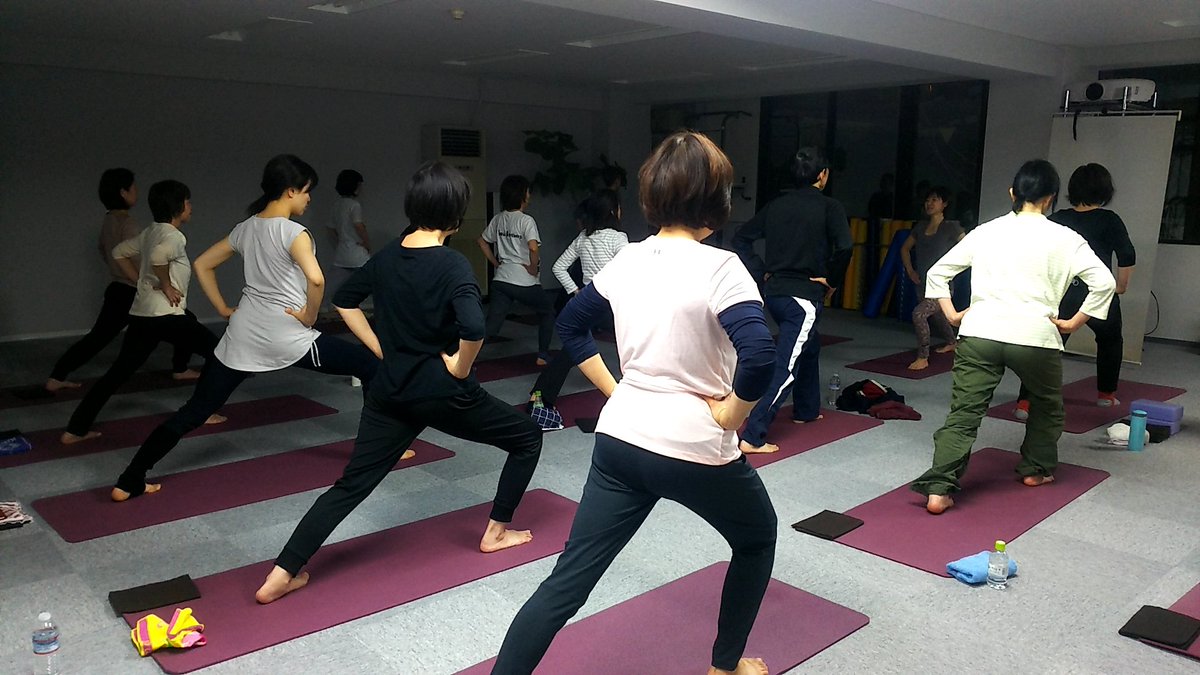 Jr茨木駅前 ヨガスタジオreborn V Twitter 茨木のヨガスタジオリボーン 木曜ナイト レッスンが始まりました 今日は男性が2名ご参加です リボーン 茨木ヨガ メンズヨガ