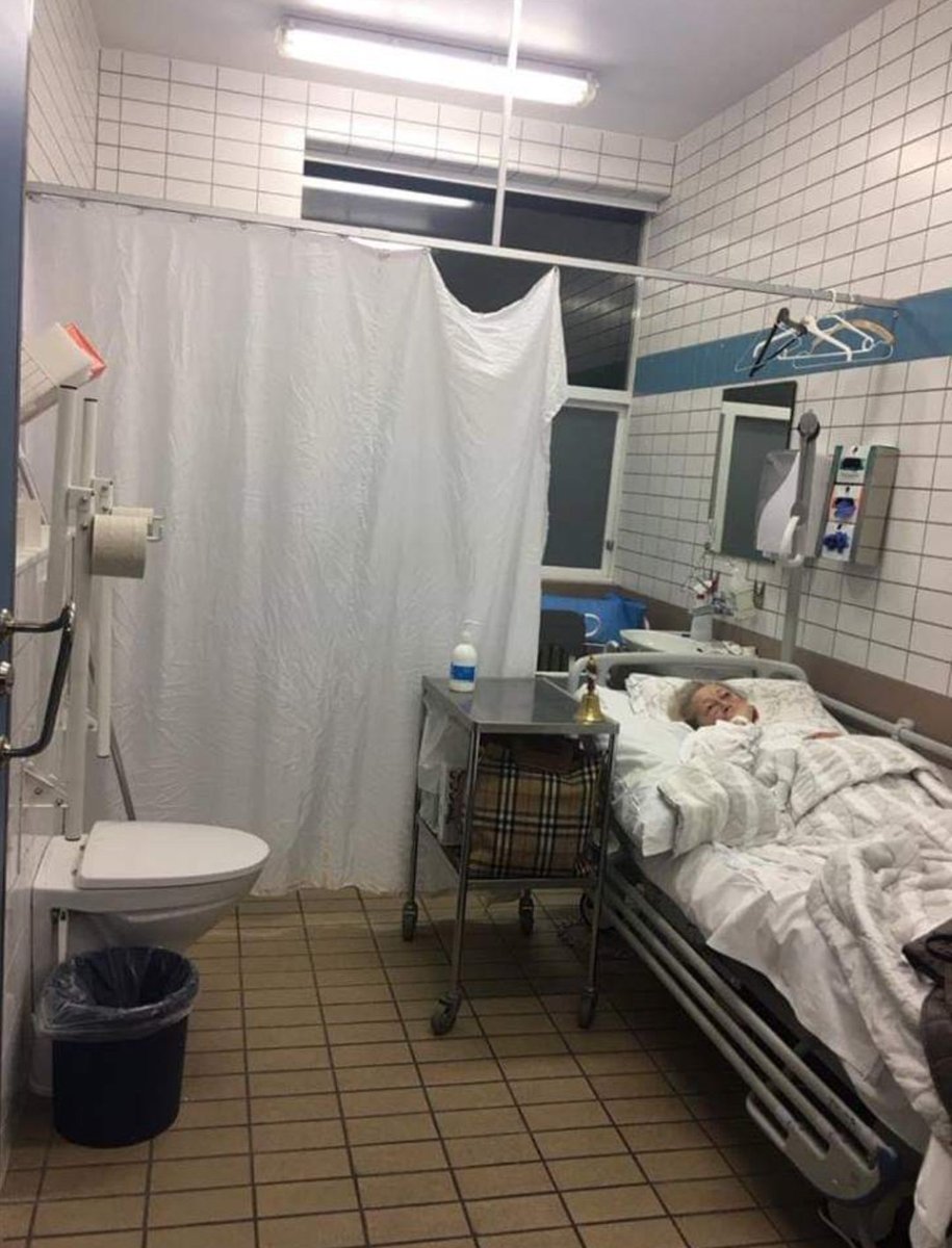 Níutíu og tveggja ára gömul kona liggur inn klósetti á öldrunardeild Landspítalans með kúabjöllu til þess að gera vart við sig ef hana vantar aðstoð. Hvað er að gerast hjá okkur, svona án gríns. 😥