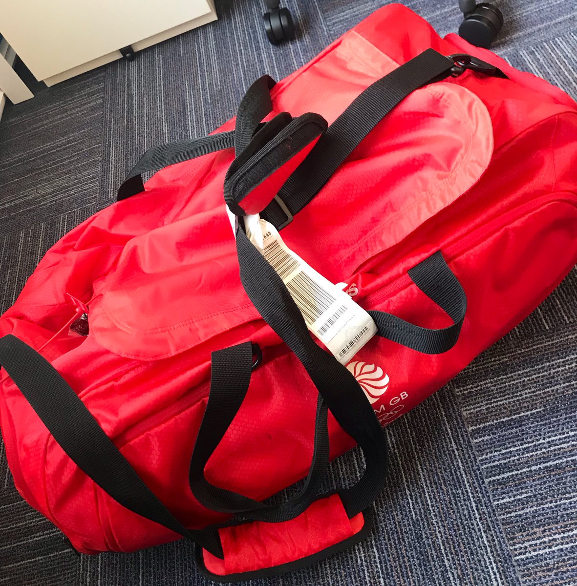 TimPeaky's tweet photo. 💼Reunited at last 🙌🏻
Great to see you again baggy, shame we missed each other in St Petersburg 🇷🇺
I did begin to think you’d left me forever what with @British_Airways doing such a top job of keeping your location/destination a secret for 16 days 🤐 #bagforgood https://t.co/uqu9mXKWlN