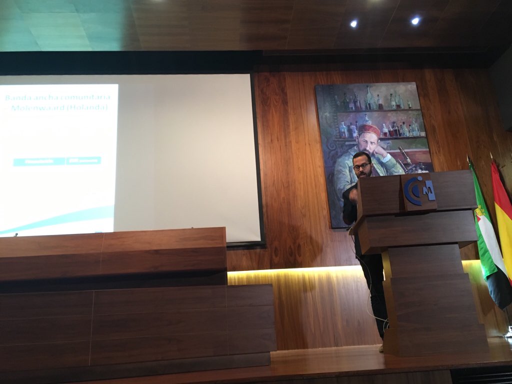 maimonaorg's tweet photo. Enrique Nieto de @ENRD_CP en #InnovaEx18 exponiendo casos de #SmartVillages @ccmijesususon #Cáceres #Extremadura https://t.co/3bVKga3oa1