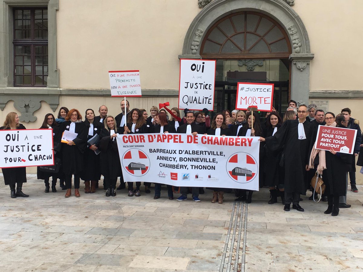 Les Avocats , magistrats et greffiers présents à THONON mobilisés et mobilisables à tout instant, lors du rassemblement à 11 heures devant le Tribunal avec lecture de la motion de la COBRA.#JusticeMorte
