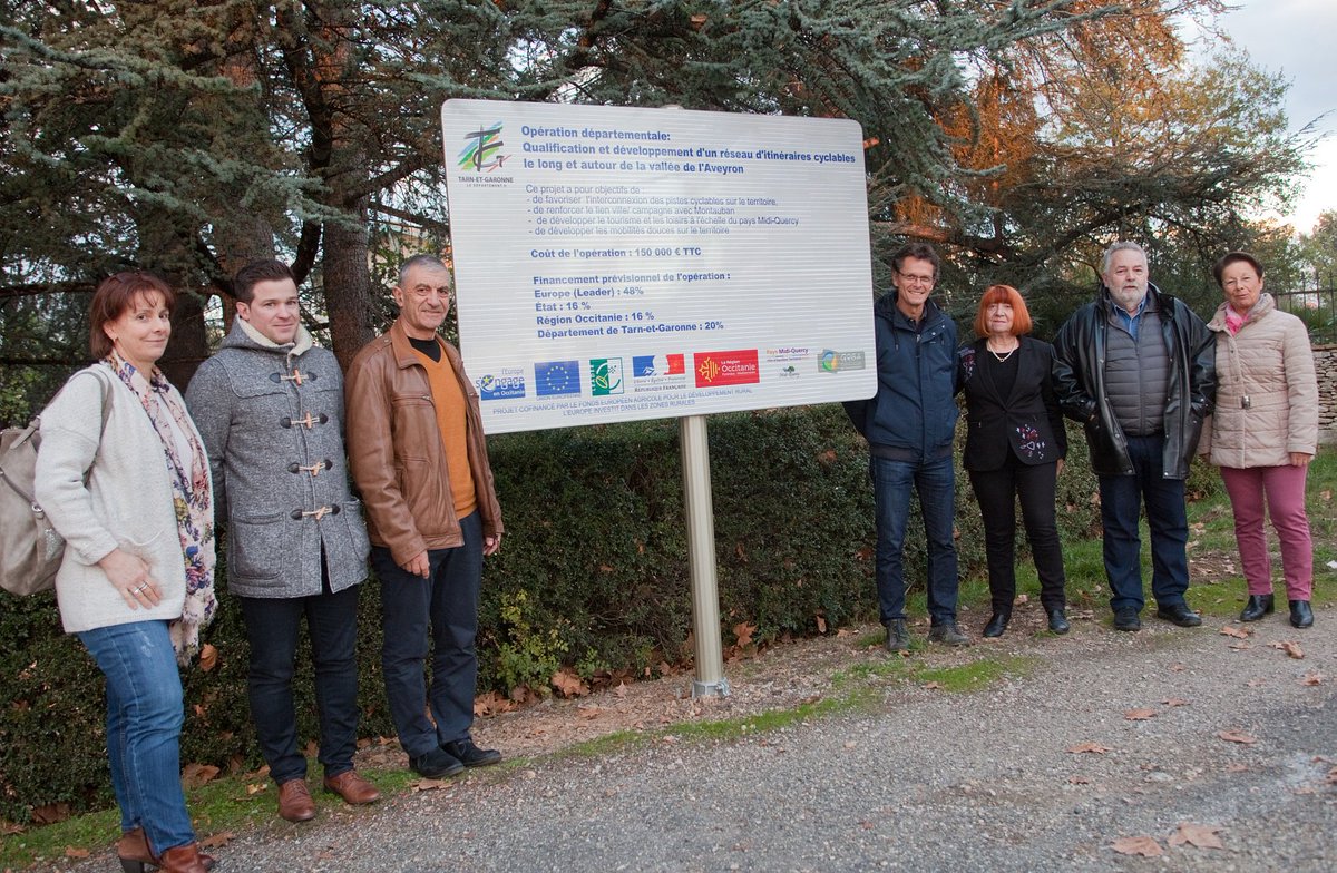 Premiers panneaux de signalisation posés le long de la véloroute des gorges de l'Aveyron 🚲 L'objectif ? Faire du #TarnetGaronne une destination touristique à haute valeur ajoutée autour de la thématique de l’itinérance.