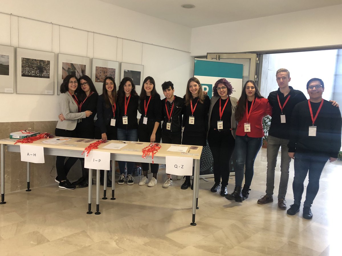 Una parte importantísima del Congreso sobre «Digitalización de la Comunicación, Ciudadanía y Democracia» son los voluntarios que colaboran con la organización. ¡Gracias por vuestro trabajo! 👏👏👏#ComunicaciónYDemocracia