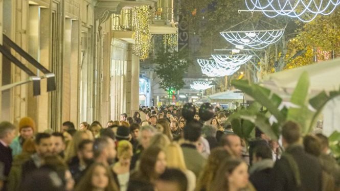 VisitBCN_IT's tweet photo. Shopping 🛍
Musica 🎶
Cucina 🍲
Cultura 🖼
È tutto pronto per godere, questa sera, di una nuova #TheShoppingNightBarcelona : mancate solo voi! #TSNB @tsnb_
https://t.co/7LiLT1NJCB https://t.co/79gEg1HT5j