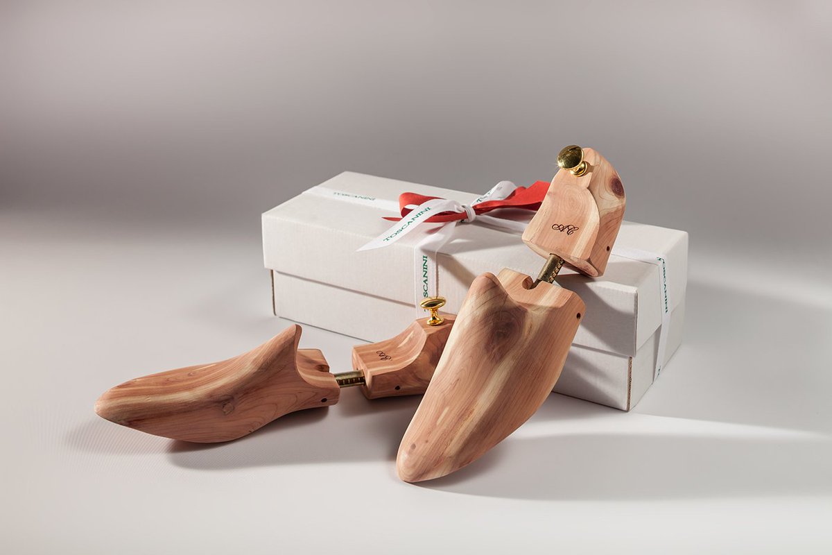 TSuMisura's tweet photo. For a demanding man who seeks luxury and style, #ToscaniniOfficial presents a Shoe trees in Red Cedar wood customizable with the initials. An essential gift idea for those who love taking care of their finest shoes, preserving their shape and elasticity. #Xmas #Christmas2018 https://t.co/pPRLOYLai5