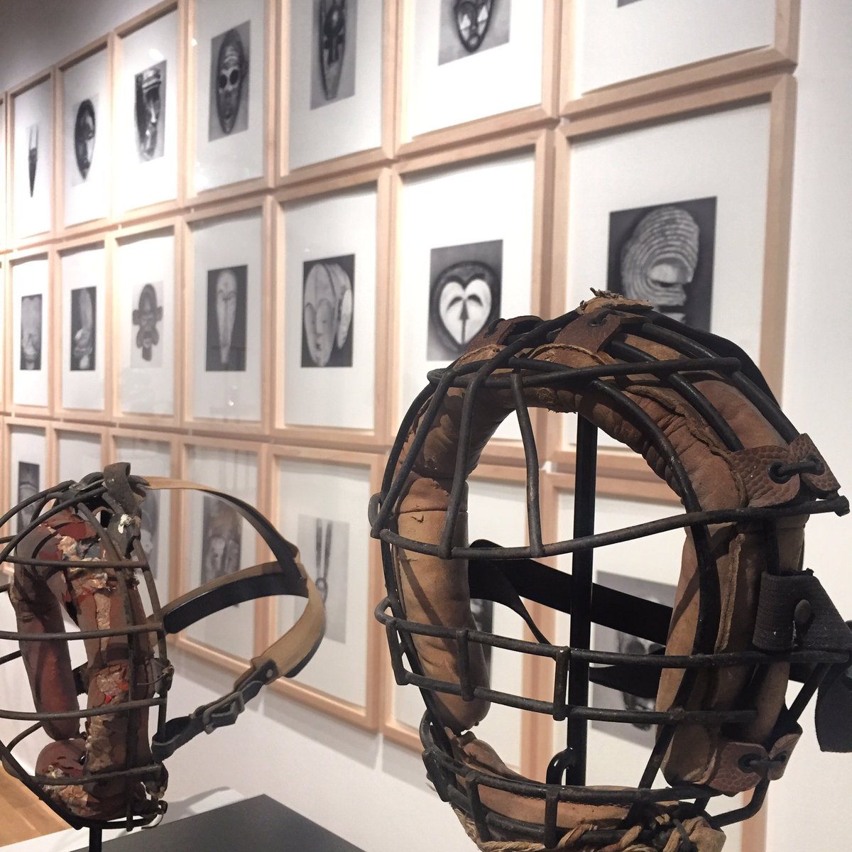 ADIAF_O's tweet photo. #MathieuMercier, lauréat du #prixmarcelduchamp 2003 expose : - Au musée des @ArtsetMetiers jusqu'au 17.02.2019 "Monsieur Duchamp nous a dit que l’on pouvait jouer ici"
- À la galerie @MaruaniMercier jusqu’au 22.12.2018 "The King, His Lover and Their Bastard" https://t.co/JHaYExrUmL