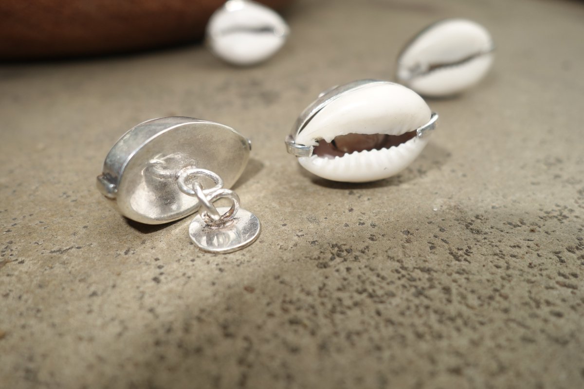 MyEdiye's tweet photo. Cowrie cuff-links 2.0

#wellmadeinnigeria
#ediye
by @pdbraide https://t.co/cLTQEgImeN