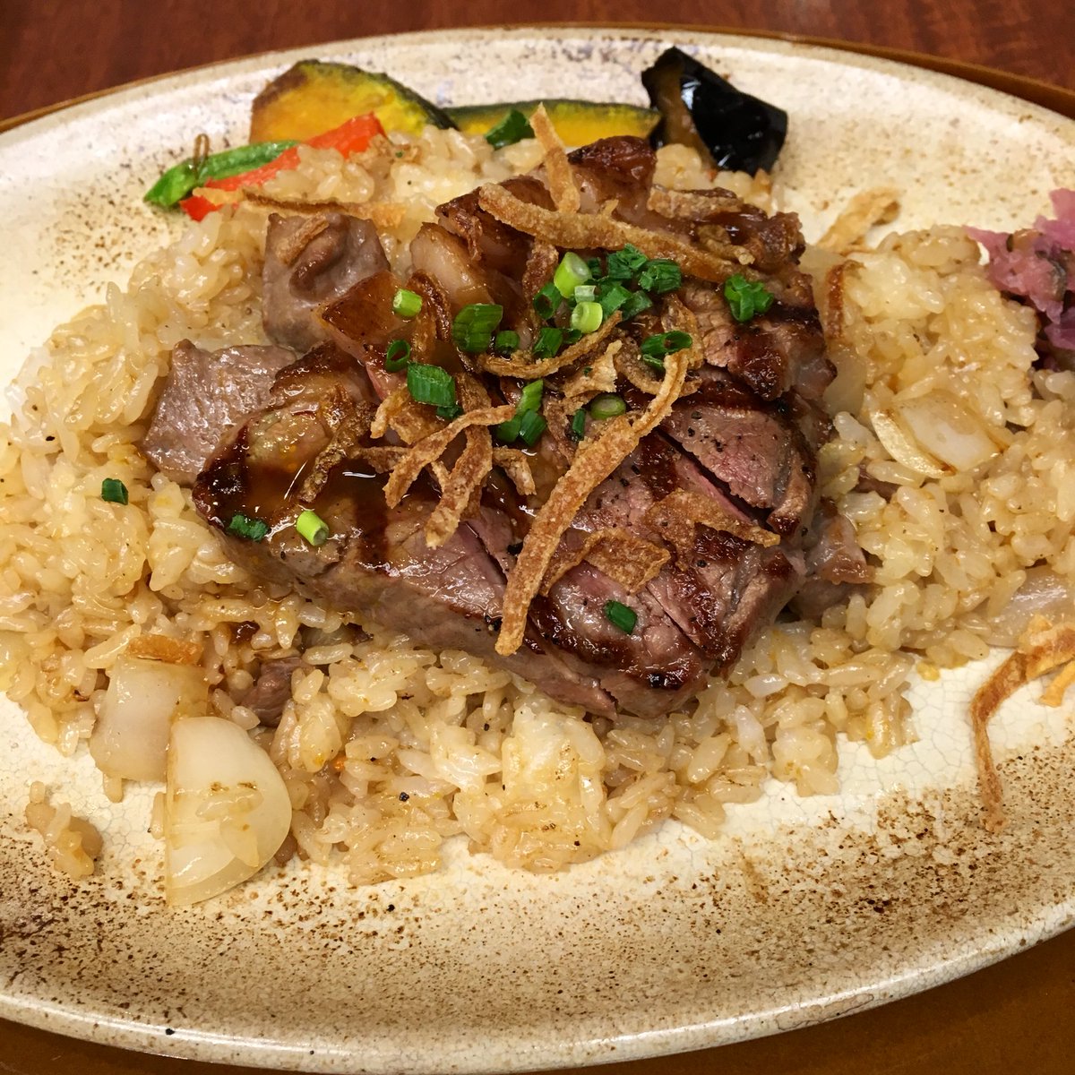O Xrhsths ぴろ 愛のコペルニクス Sto Twitter 味付きご飯の上に焼いた肉を乗せた物を食べました サーロインステーキピラフbyロイヤルホスト 肉もご飯も付け合わせも美味しいです ピラフの中にも サイコロに切られたステーキがたくさん隠れていました O Xrhsths ぴろ 愛のコペルニクス Sto Twitter 味付きご飯の上に焼いた肉を乗せた物を食べました サーロインステーキピラフbyロイヤルホスト 肉もご飯も付け合わせも美味しいです ピラフの中にも サイコロに切られたステーキがたくさん隠れていました
