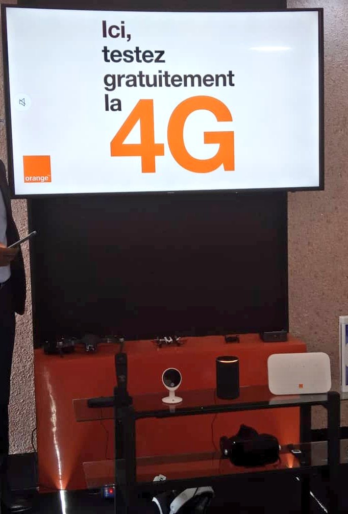 BenHAIDARA1's tweet photo. #SNI2018 :@OrangeBurkina a eu l'mmense honneur de recevoir SEM @KabaThieba Premier Ministre du BF dans son stand
L'occasion pour nous de lui faire une démo de la #4G en avant-première et réaffirmer notre engagement à acccompagner le #BF dans sa tranformation numérique
#TransfoNum https://t.co/jgTNOrMtrb