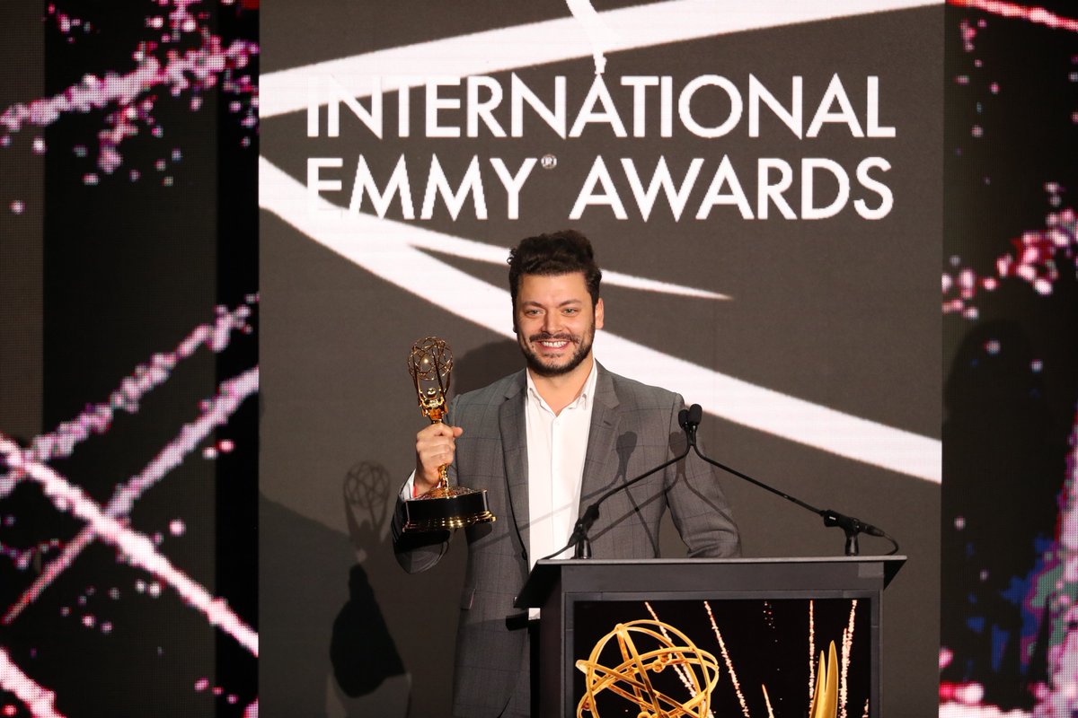 kevadamsss's tweet photo. Merci 🙏 Thanks @iemmys 😋 J’ai réalisé un rêve de gosse hier en remettant un prix aux International Emmy Awards qui récompense les séries et programmes télé du monde entier 🌍 Merci pour cette chance 😇 #JeFaisGenreJaiGagné #AlorsQuenVraiJaiRienGagnéDuTout 🤷🏻‍♂️ #MaisJaiTropKiffé https://t.co/2UDzcFwfST