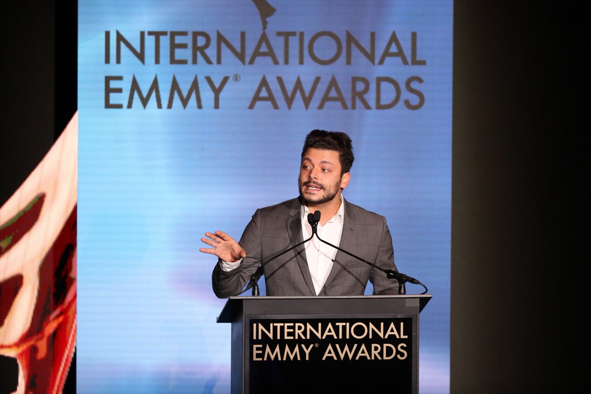 kevadamsss's tweet photo. Merci 🙏 Thanks @iemmys 😋 J’ai réalisé un rêve de gosse hier en remettant un prix aux International Emmy Awards qui récompense les séries et programmes télé du monde entier 🌍 Merci pour cette chance 😇 #JeFaisGenreJaiGagné #AlorsQuenVraiJaiRienGagnéDuTout 🤷🏻‍♂️ #MaisJaiTropKiffé https://t.co/2UDzcFwfST