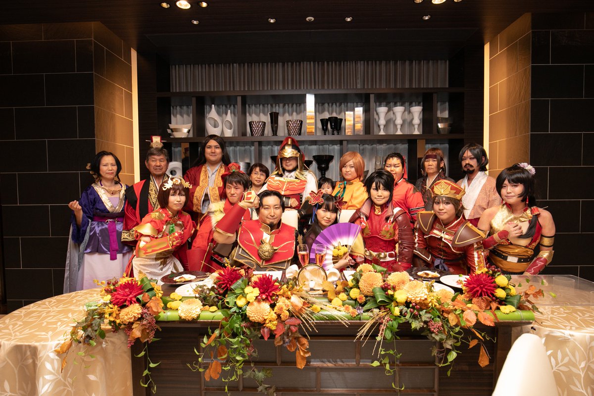 daisuke_gtb's tweet photo. 都合よく結婚式の写真が届いたのでいい夫婦の日～～！！モンハンコラボ＋参加型コスプレ結婚式、最高でした～～！！

まだ入籍からちょうど１年くらいですが現状いい夫婦、やれてます！祝福してくださった方に報いるためにも今後もいい夫婦で居られるよう邁進します！

 #いい夫婦の日 https://t.co/7nqpfuCzqQ