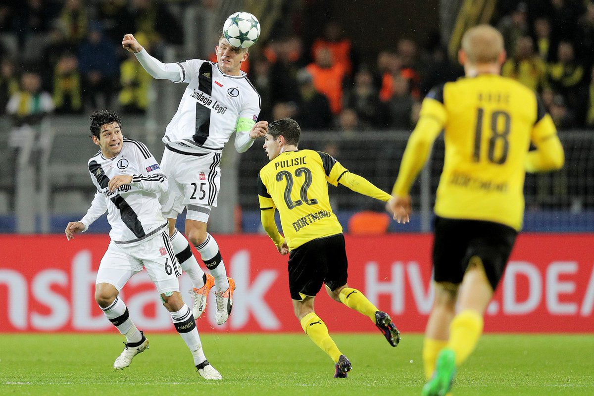 j_prondzynski's tweet photo. Równo dwa lata temu 22.11.2016... chyba najbardziej pozytywnie zakręcony mecz Legii na jakim byłem 😍🔥📸 #BVBLEG @LegiaWarszawa - @BorusiaDortmund https://t.co/98KmDgHApH