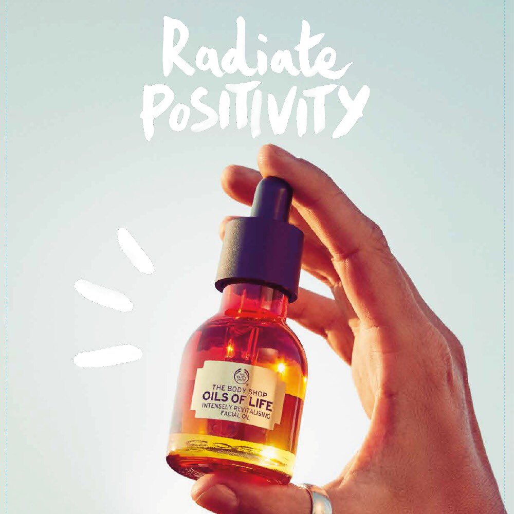 TheBodyShopIND's tweet photo. It’s not a miracle but it's close. Formulated with three precious seed oils from around the world, the Oils of Life Skincare collection revitalizes your winter skin and helps revive radiance. Who wants to give it a go?
#HelloHappySkin #TheBodyShopIndia https://t.co/gqJy7trOrY