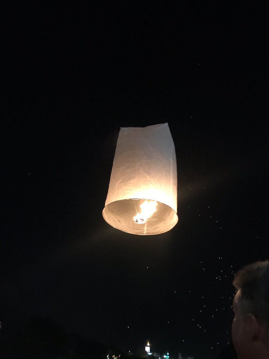 mai_ownpace's tweet photo. タイ チェンマイのコムローイ(イーペン祭り)はチケットなしでも楽しめる！

✔️チケット不要、参加費0円、長距離移動なし
✔️タイ観光庁サイトでプログラムを確認 (2018年は本日11/22、23)
✔️当日19時頃、ピン川(ワロロット市場近くの橋付近)に行く！

川に灯篭が浮かび、ランタンが空を舞う幻想世界 https://t.co/wCc2O7RRW4