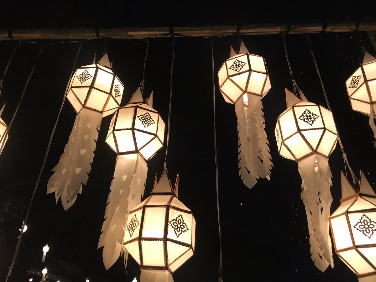 mai_ownpace's tweet photo. タイ チェンマイのコムローイ(イーペン祭り)はチケットなしでも楽しめる！

✔️チケット不要、参加費0円、長距離移動なし
✔️タイ観光庁サイトでプログラムを確認 (2018年は本日11/22、23)
✔️当日19時頃、ピン川(ワロロット市場近くの橋付近)に行く！

川に灯篭が浮かび、ランタンが空を舞う幻想世界 https://t.co/wCc2O7RRW4