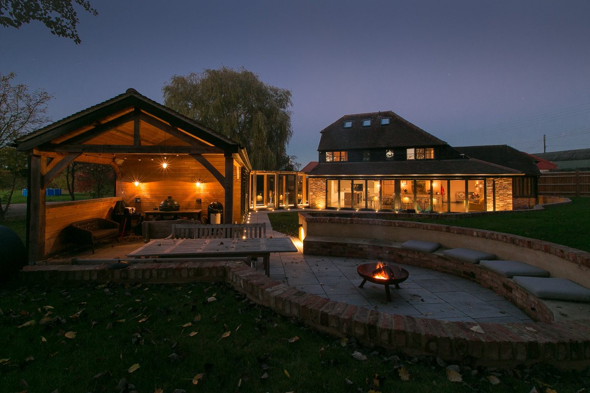 allgreengb's tweet photo. Superb nighttime shots of this beautiful project in Tunbridge Wells. Interior flooring and our Gris Limestone perfectly complimenting each other.
#nighttimelighting
#barnconversion
#greylimestone
#kent
#passionateaboutthelandscape
#allgreengroup https://t.co/GJQoPHOWtb