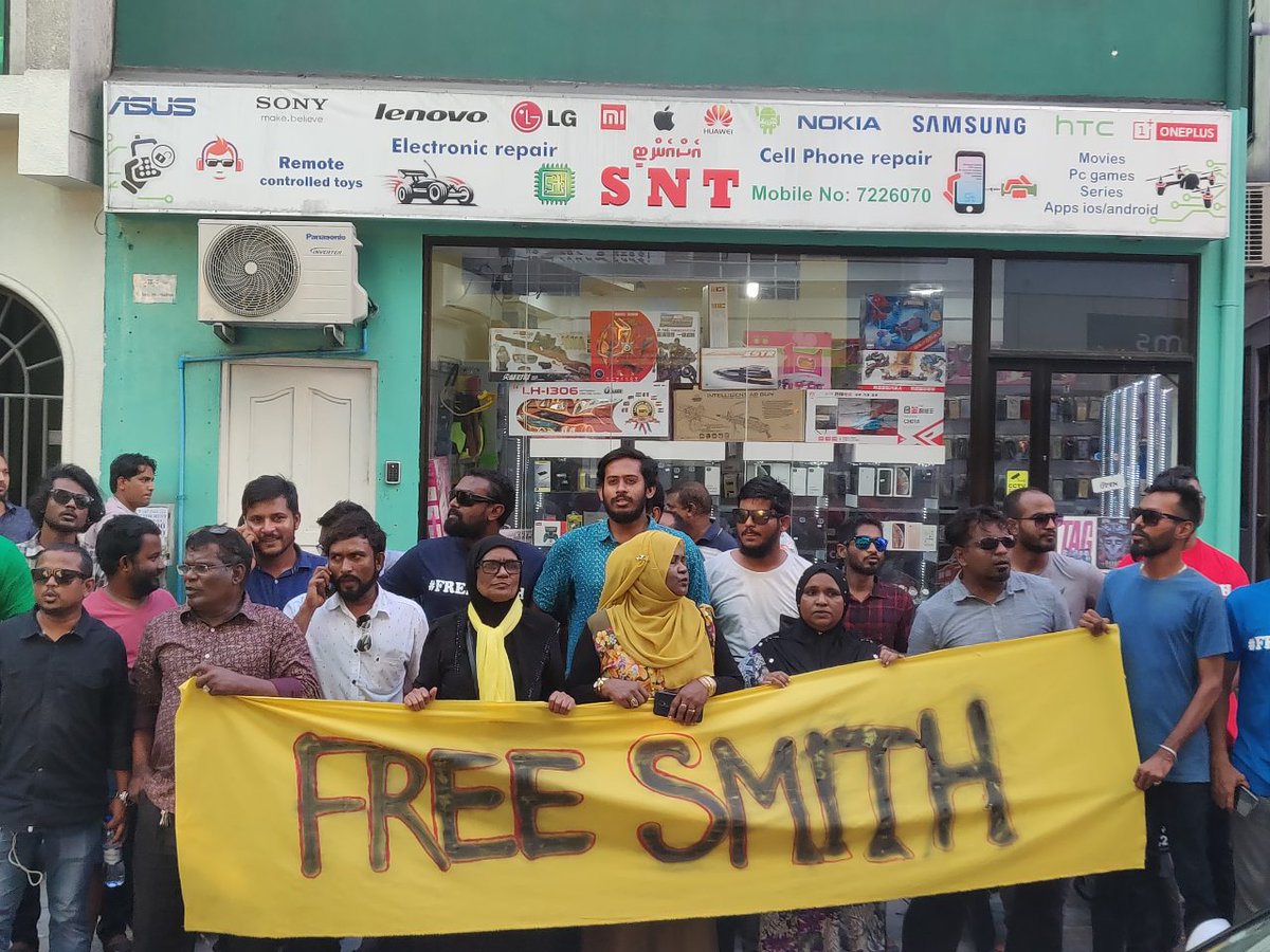 Mohamedfaisalv's tweet photo. Smith Dhookohlaa!!
#FreeSmithNow
#HappeningNow https://t.co/uqKua7k75z