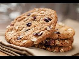 وصفات# بأقل من 150 سعرة 
كوكيز الشوفان بالموز 
 في وعاء الموز والشوفان الزيت جوز الهند اللوزحبيبات الشوكولاتة الفانيليا والقرفة
اخلطيهم 
رصّي المزيج في قعر صينية فرن أنثري حبيبات شوكولاتة على الوجه.
ادخليه في فرن على حرارة 180 لـ20 دقيقة
أخرجي الصينية أتركيها لتبرد ثمّ قطّعيها