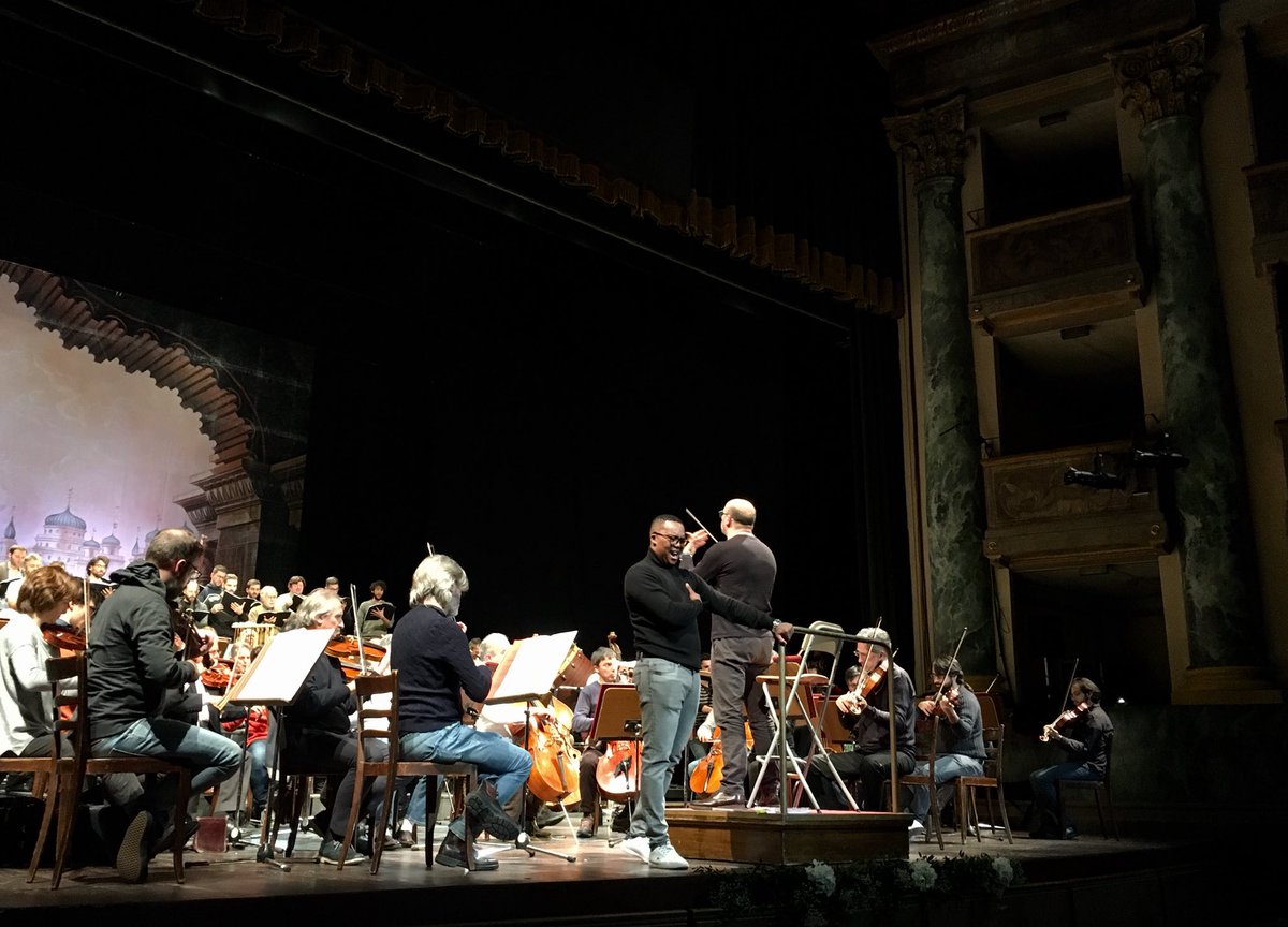 OrchestraRai's tweet photo. Prova generale al Teatro Sociale di Bergamo. 
Questa sera concerto inaugurale del @donizettiopera diretto da @riccardofrizza con @Soprano_JPratt @barcellonadani @andu_xabi @LEVYSEKGAPANE https://t.co/jB7AtL0vLW