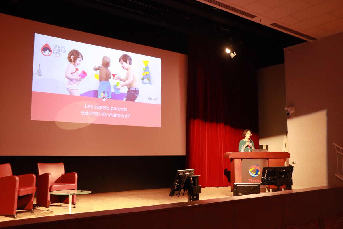 Creches_LPCR's tweet image. Jeudi dernier, Cécile Glaude, notre Responsable Qualité Petite Enfance, a animé une conférence sur le thème : « Les super parents existent-ils vraiment ? » chez notre partenaire @Total .
Une belle initiative qui a réuni plus d'une centaine de salariés. 👏
#parentalitépositive