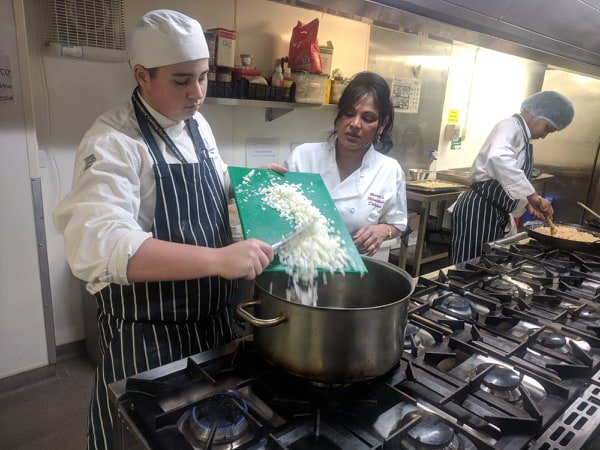 CoBCollege's tweet image. In the kitchen tonight, we have @BBungaroo working with CoBC students to create a Mauritian feast! Brinda is passionate about home-cooking, healthy eating and even makes her own spices. "Young people have such enthusiasm &amp;amp; I love to share my passion with them." #ItStartsHere
