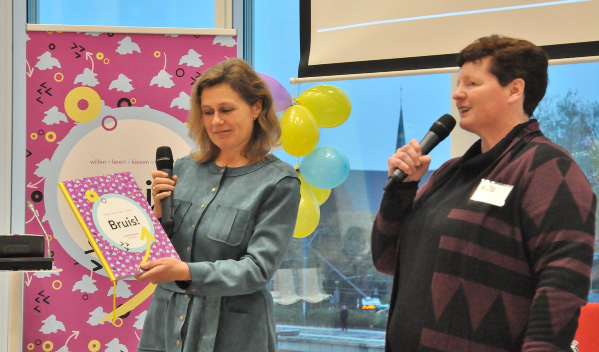 RaymondAarsman1's tweet photo. Presentatie en uitreiking boek 'Bruis' van @HetBruisnest aan wethouder @corinedijkstra en voormalig wethouder Jannette Nieboer van #Waddinxveen, de vele vrijwilligers, instanties en bedrijven, in het Huis van de Stad in #Gouda. @Niebuit https://t.co/gxuSaSHCap