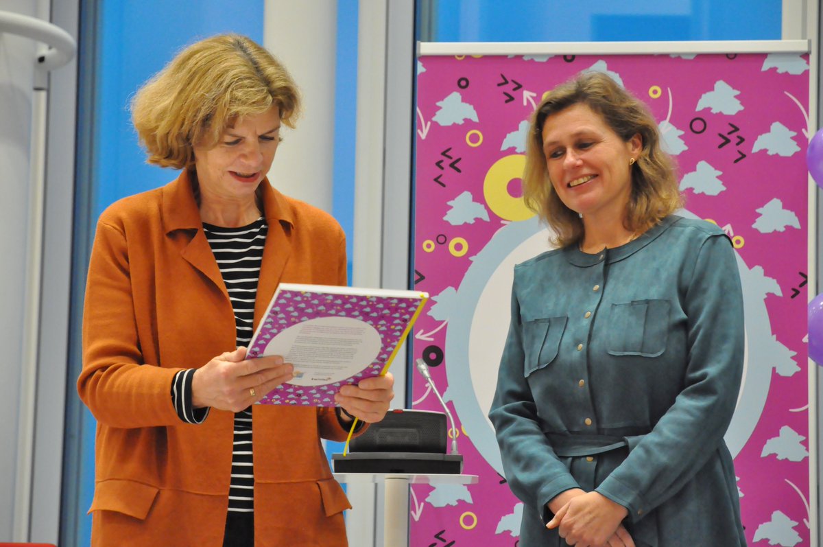 RaymondAarsman1's tweet photo. Presentatie en uitreiking boek 'Bruis' van @HetBruisnest aan wethouder @corinedijkstra en voormalig wethouder Jannette Nieboer van #Waddinxveen, de vele vrijwilligers, instanties en bedrijven, in het Huis van de Stad in #Gouda. @Niebuit https://t.co/gxuSaSHCap
